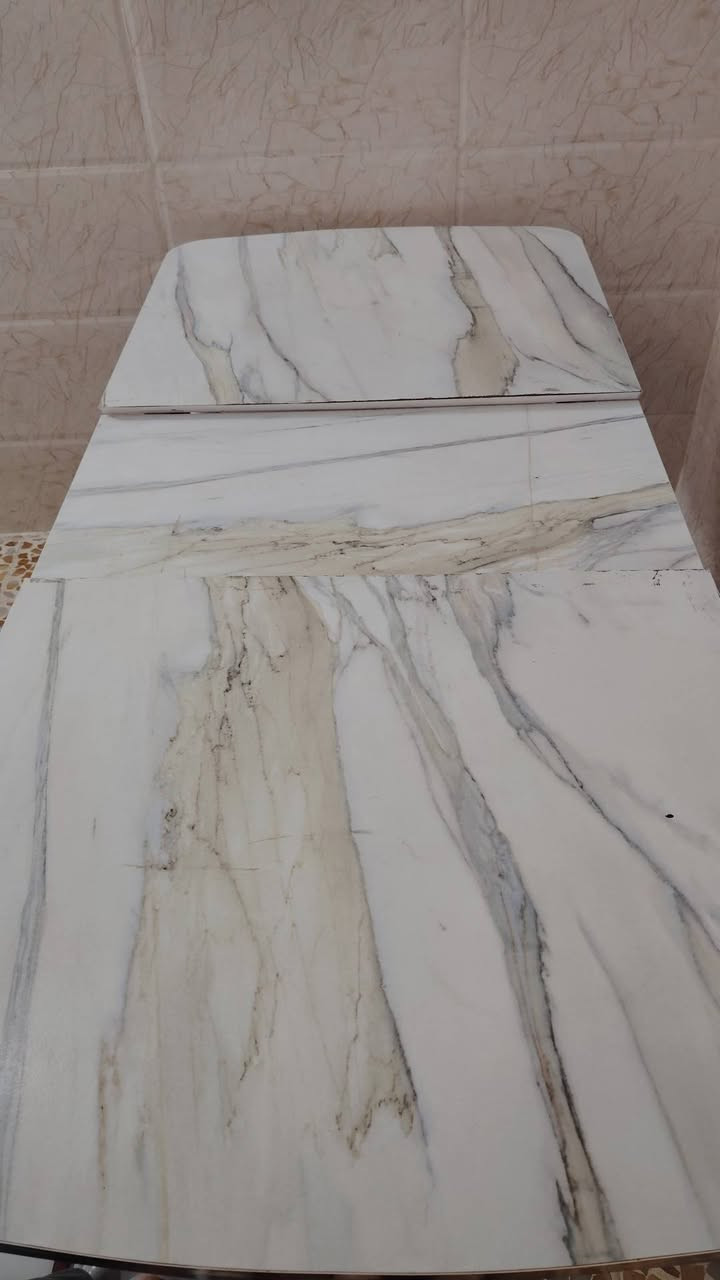 ميز طعام للبيع مع كراسي اربعه الميز يتكبر ويصغر للاستفسار الاتصال على الرقم ***********
