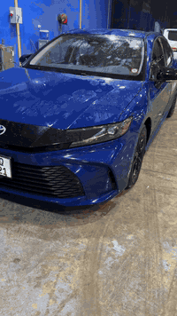 السلام عليكم
كامري موديل 2025 مواصفات LE لون ازرق 

وارد امريكي ضررها بسيط جداً ومرفق بالصور جاملغ خلفي اليسار  ومصلح كامل ومرقمه السياره بغداد تحويل ثاني يوم 

السياره داخلها مخمل  رادارات امامي وجانبي وخلفي كلهن شغالات  تبريد قطعتين 
تحديد مسار وتوقف ذاتي 

السياره مابيها اي نقص فقط التكيات مال كشنات الاماميه مسروقه بالاستيراد ومكفوله من كلشي عدا الضربه مالتها وسونار موجود 

للاستسفار الرقم ***********
