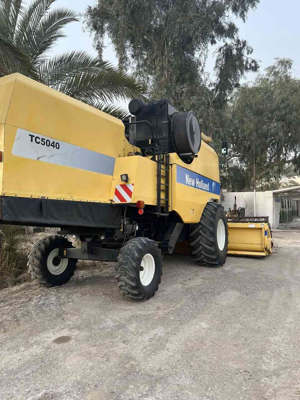 سلام عليكم حاصده نيوهلند موديل 2013 حجم 5040 للاستفسار/ رقم ***********
