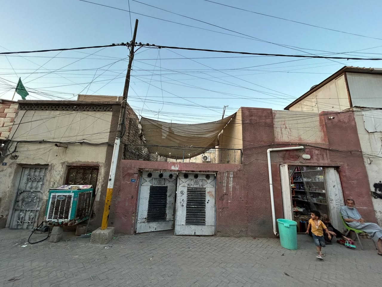 السلام عليكم بيت للبيع ق 22 ثاني فرع من تقاطع السفارة يحتوي على 4 غرف نوم وصحيات وحمام ومطبخ واسواق الببت بناء قديم بس ينسكن بي السعر 200 مليون وبي مجال
للتواصل ***********
السلام عليكم بيت للبيع 144 متر  ق 22 ثاني فرع من تقاطع السفارة يحتوي على 4 غرف نوم وصحيات وحمام ومطبخ واسواق الببت بناء قديم بس ينسكن بي السعر 200 مليون وبي مجال
