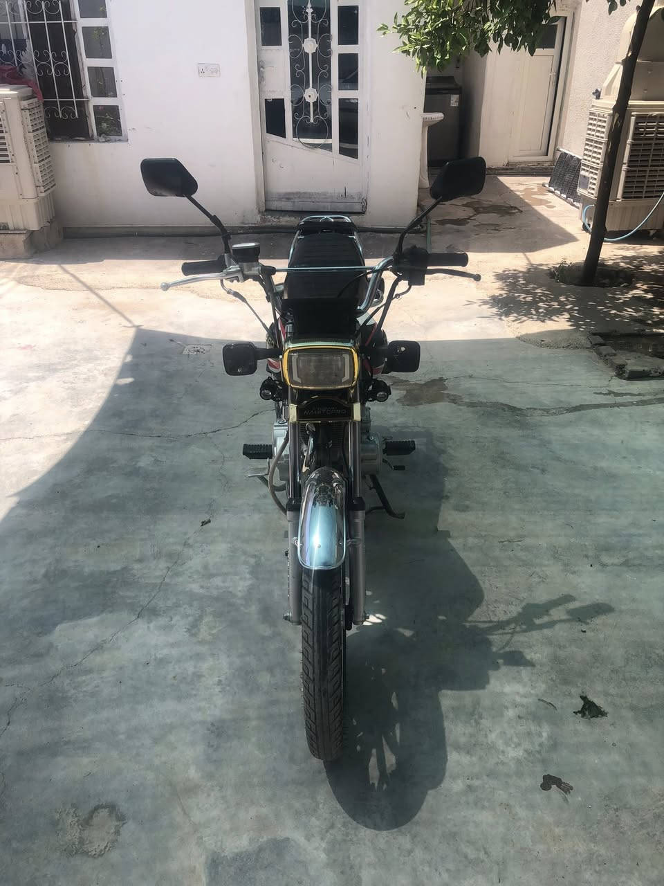 سلام عليكم. دراجة 2025 اوراق محرك 200cc مابيها كل نقص الدراجة تشغيل بصمه وسويج شاشة ايباد كهربائيات شغال كلشي شغال تخم دبلات جدد بريك امامي دهن.  مكاني ديالى خانقين سعر 900 بي مجال للشراي رقم ***********
