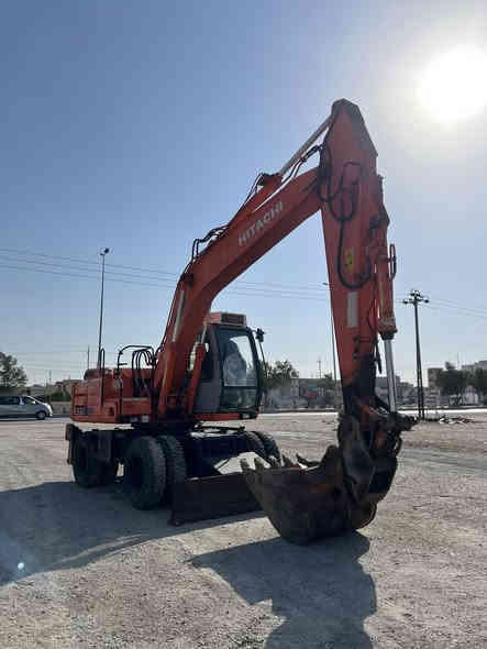 السلام عليكم 
حفارةللبيع فيات هيتاشي موديل 2001  مشتغلة 13500 ساعة جديد جاهزة للعمل مأسسة نقار وكماشة بلادي تبريد ثلج
 رقم سليمانية باسمي
للاتصال ***********
