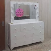 وبركاته ميز للبيع السعر ٣٠ وبي مجال الاتصال ع الرقم 07769440663
