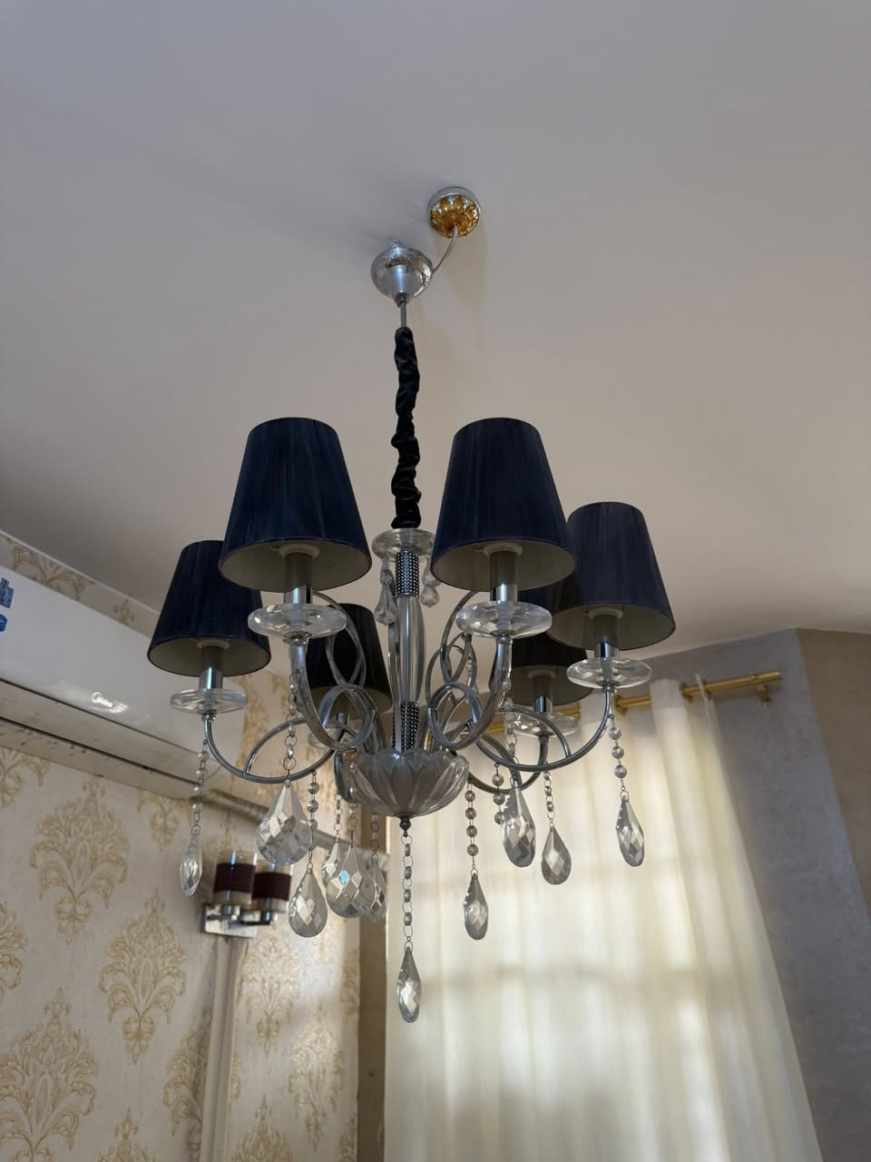 سلام عليكم سبلت عدد ثنين واحد كنتوري ميدية والثاني جداري ثنينهم شغالات والحجم طنين الكنتوري ب 400 الف والجداري ب 350 الف 
وعندي هذني الزوج مال ثريات رايدهم ب 45 الف للأستفسار ***********
