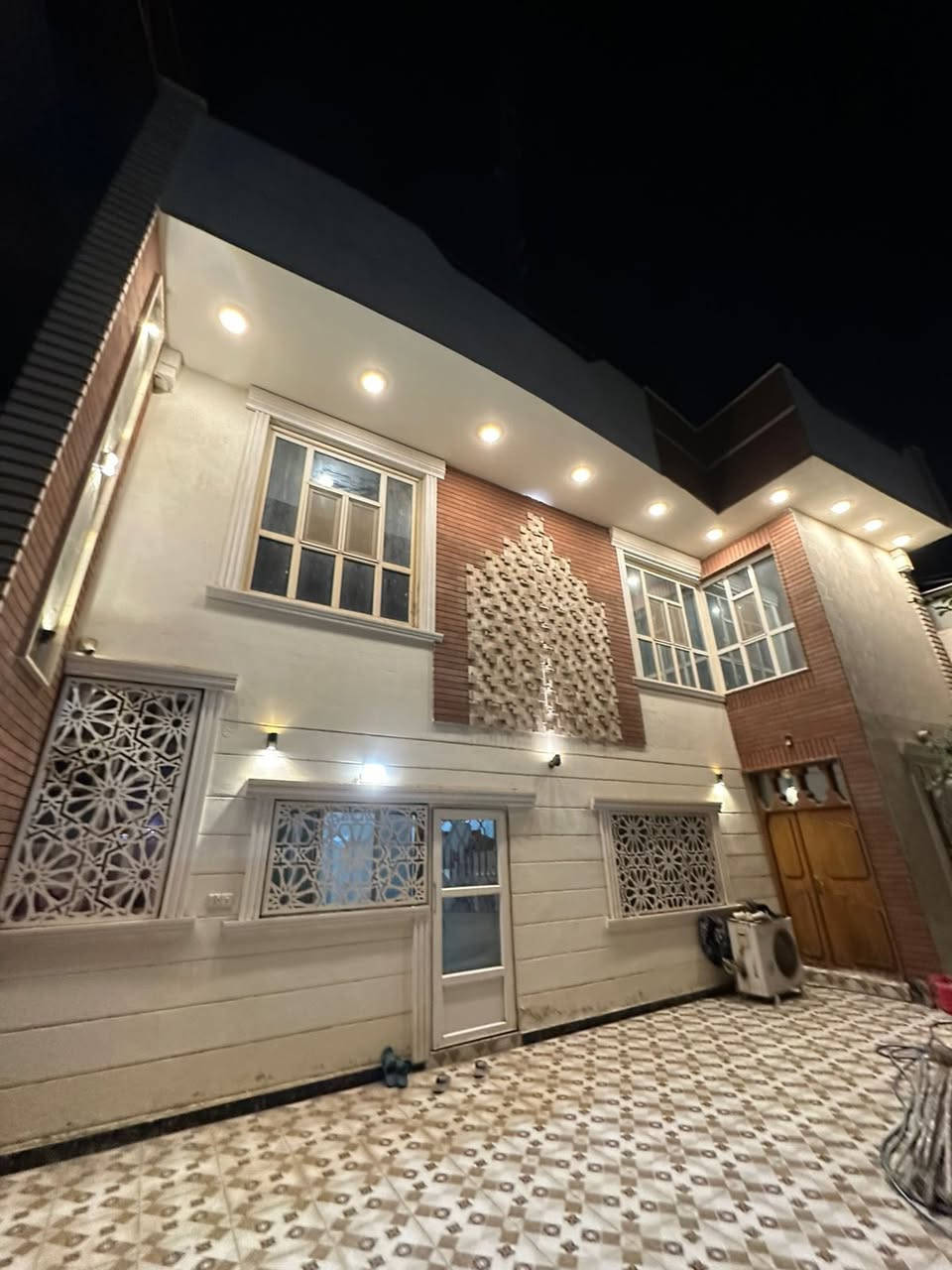 دار    (طابو صرف) سند مستقل 

الواجه  ١٢ ونص متر ونزال ١٧ متر 

المساحه 212.5متر يقع على شارعين  ::

الموقع ::  الحلة-حي الجامعه قرب طب الاسنان 
يحتوي على اربع غرف نوم وهول كبير وصاله ومطبخ حار وبارد وحمامات عدد2
للاستفسار ***********
