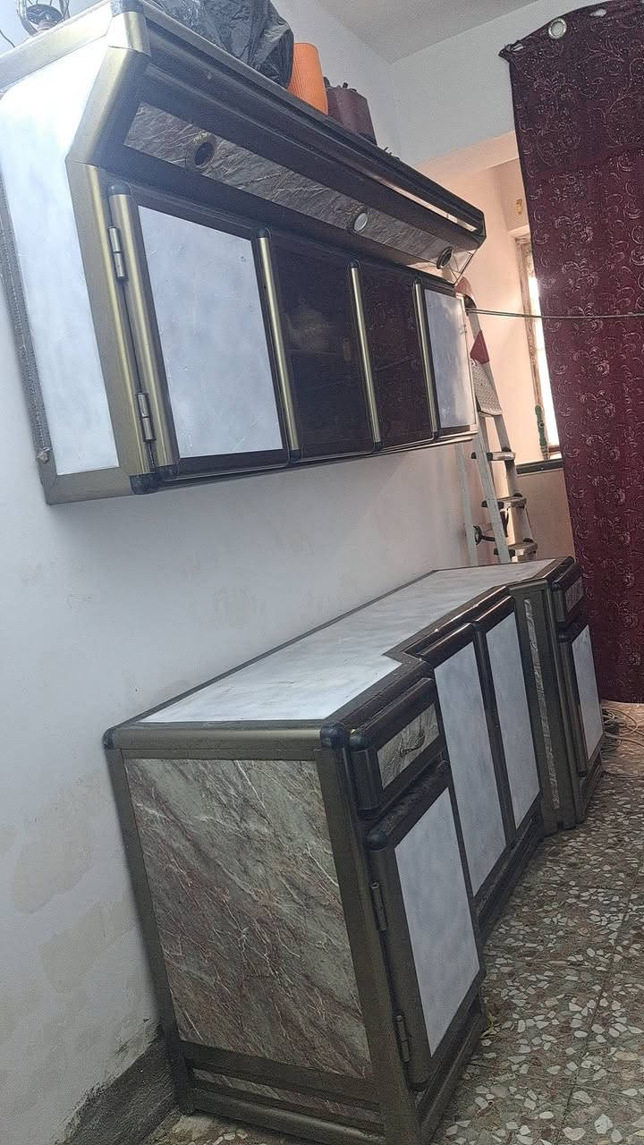 كاونتر الألمنيوم ثقيل
نضيف جدا مبيه،ضرر 
سعر ١٦٠ الف نهايته قفل 
مكاني رئاسه شارع ٢٠ 
***********
