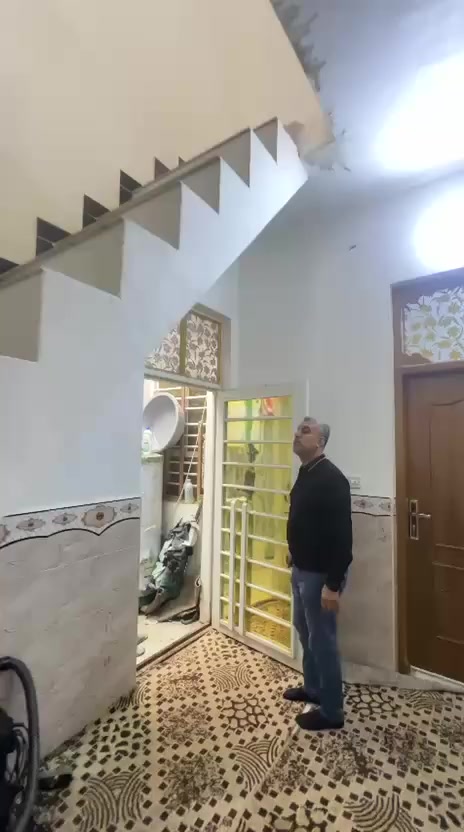 السلام عليكم بيت للبيع سند مساحته 60 متر مبندي جديد يردله تلحيض بسيط استوه طالع بنه منه مكانه نجف حي الانصار مقابل الحرفين سعره 75 مليون وبي مجال للشري تفاصيل عل رقم الموجود *********** مكلف بل نشر جاهز مجهز كهرباء مجاري كله جديد
