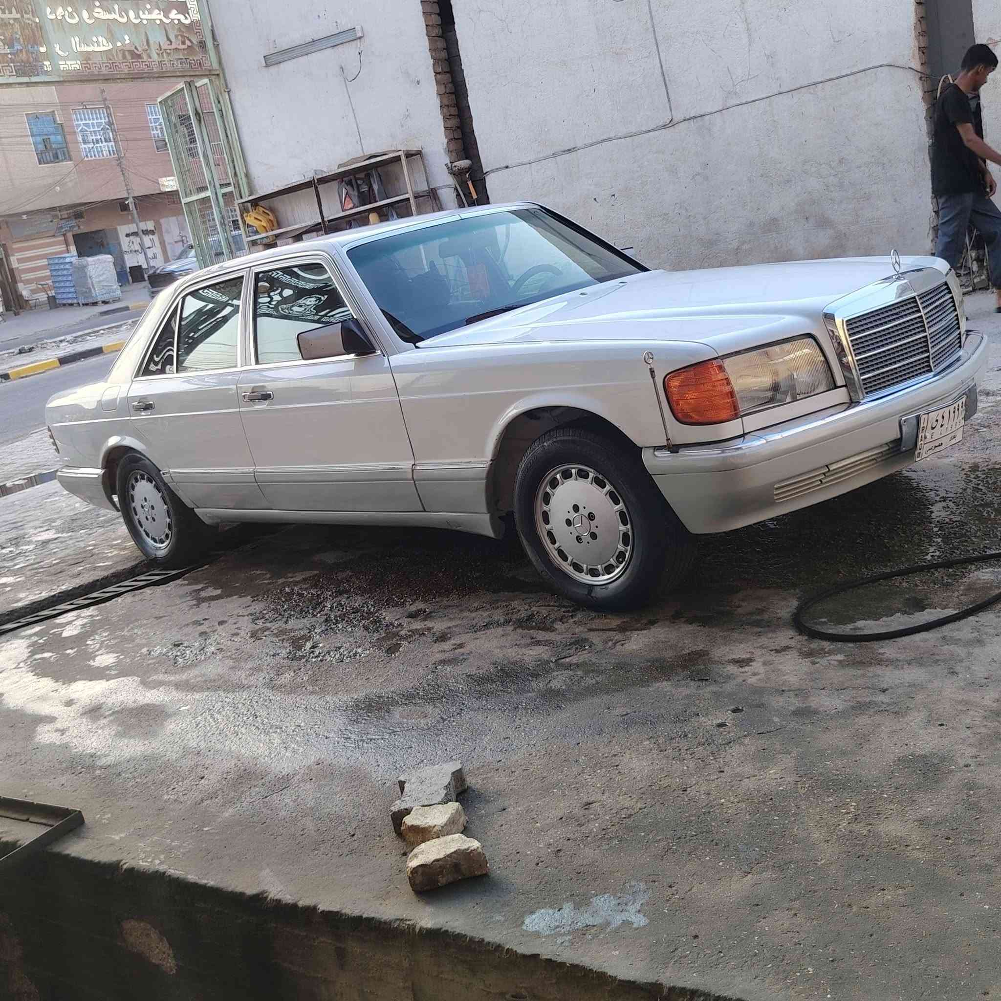 سلام عليكم للبيع مارسدس مديل ١٩٨٦ وراد ياباني مكينه بطه ٣٠٠ كير مكينه مكفولات تبريد ثلج صدر خلفي امامي جديد تخم تاير جديد جاهزه للبيع او مراوس حسب القناعه السعر ٥٨ العنوان بغداد الحسينيه ***********
