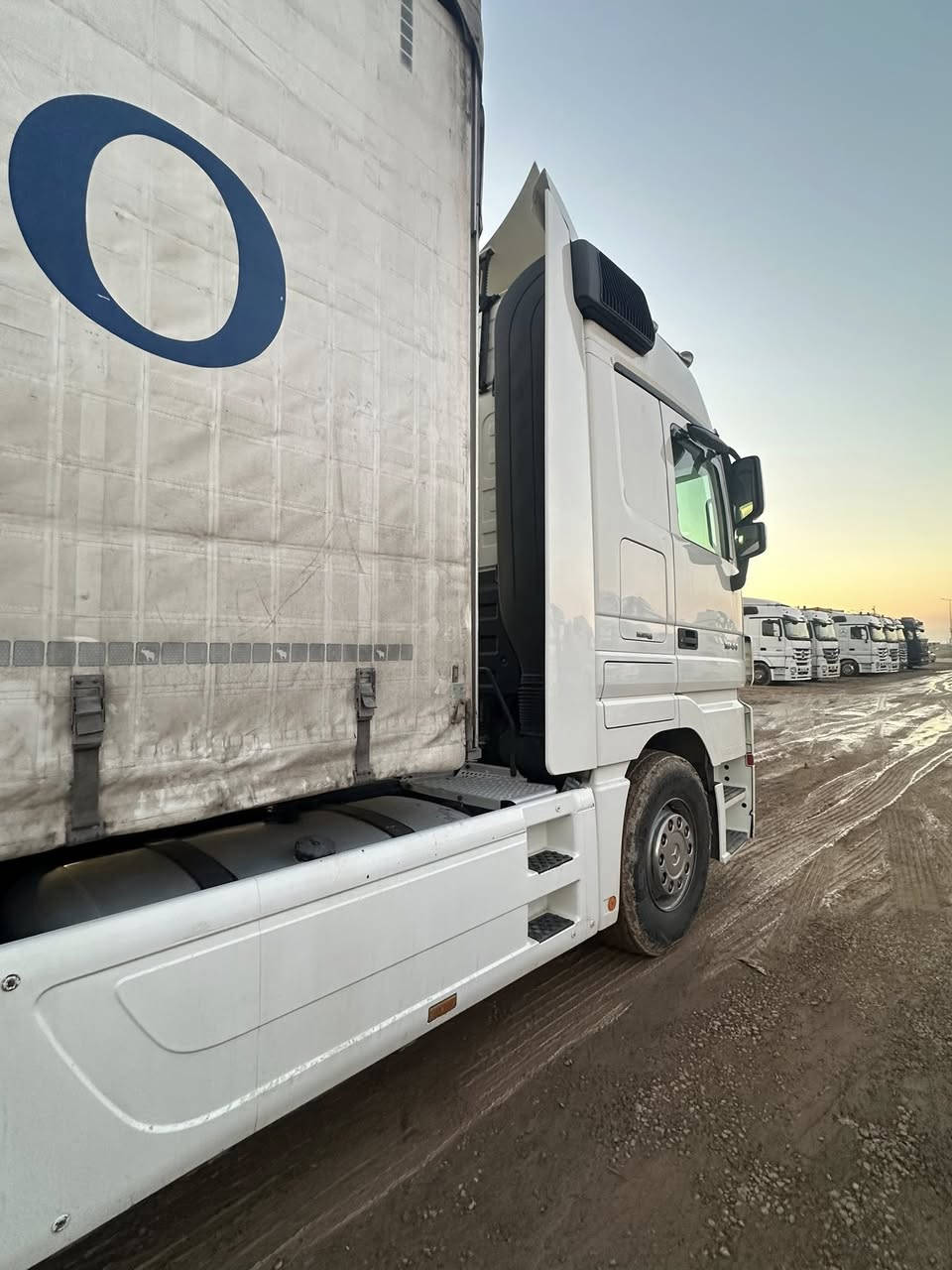 للبيع مارسيدس اكتروز تريله جادر 
موديل 2011
الحجم 1844
مواصفات سياره كامره حساس 
ريتايدر تبريد ثلاجه مبرده عل قماره 
عربانه شمتز 
***********
***********
***********
***********
