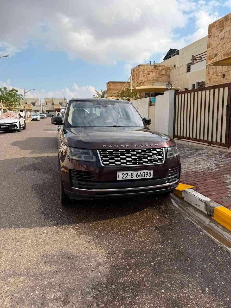للبيع range rover فوگ اوتوبايغرافي موديل ٢٠١٩
السيارة وكالة سردار مواصفات hse 
مكفولة كفالة عامة من الضرر والصبغ والبارد 
ماشية ٩٢٠٠٠ كم / رقم دهوك . 
السعر 420 ورقة وبيها مجال . 
للتواصل المراسلة او الاتصال بالرقم *********** -
