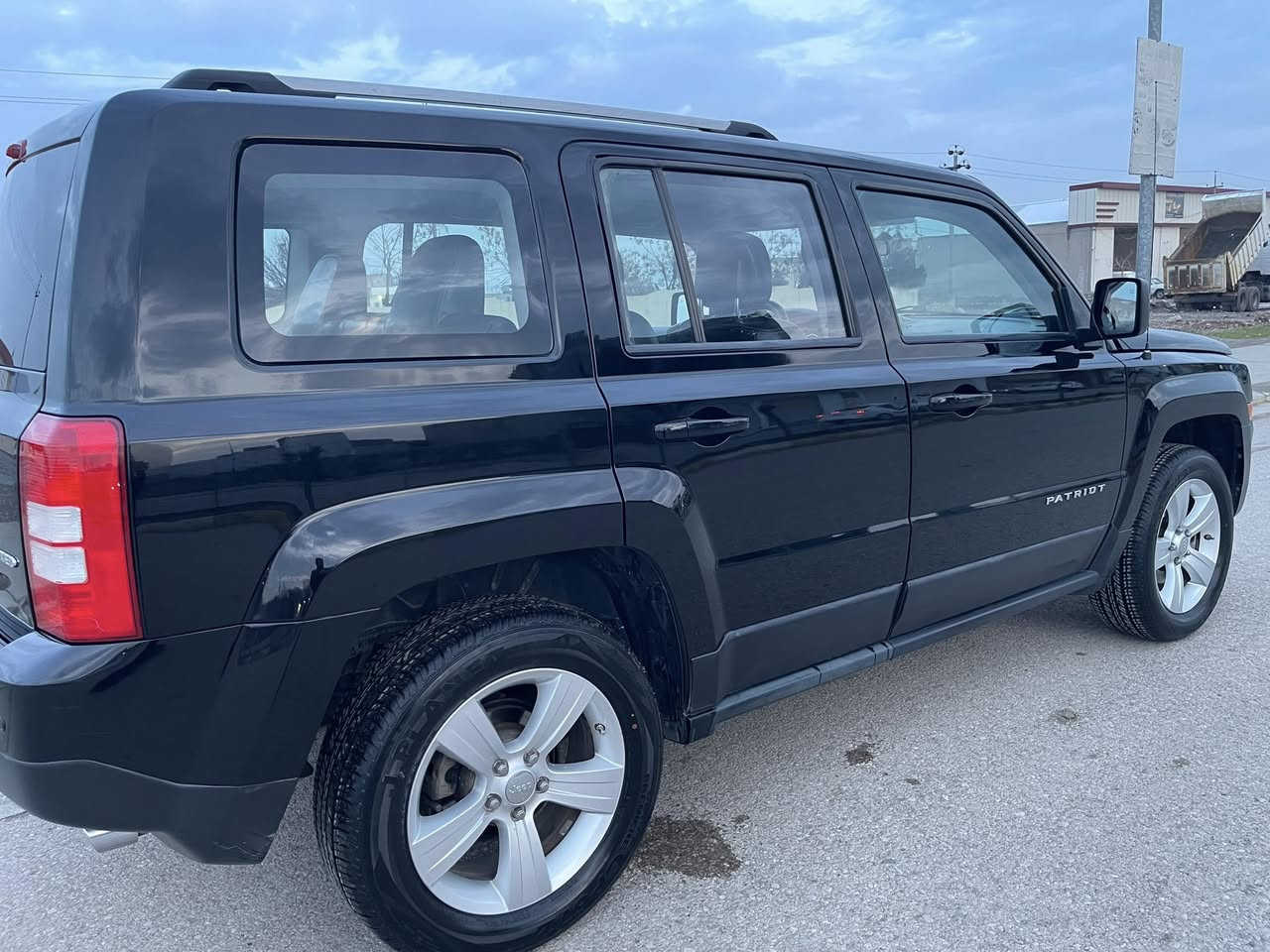 سلاوى خواتان لى بيت ئه و جيب پاتريؤته بؤ فرؤشتن مؤديل 2012 مه كينه گه وره و ده بل ئه كسل مه كينه 24 فول مواسه فات لميتد كوشن جلد كاره باى هيته ر جام كاره باى تؤماتيك ويل كه پ ته نيا سلايد نيه سه نه وى تازه يه تاكو 2030 چوار تايه ى تازه يه بى بؤياخه كلينه ته نيا دوو بستى بؤياخه به شه رتى گيڕو مە کینەو تە حویلو غرامه نرخى119$ فايبه رو وه تس ئه پم له سه ر ئه و ره قه مه هه يه ***********
