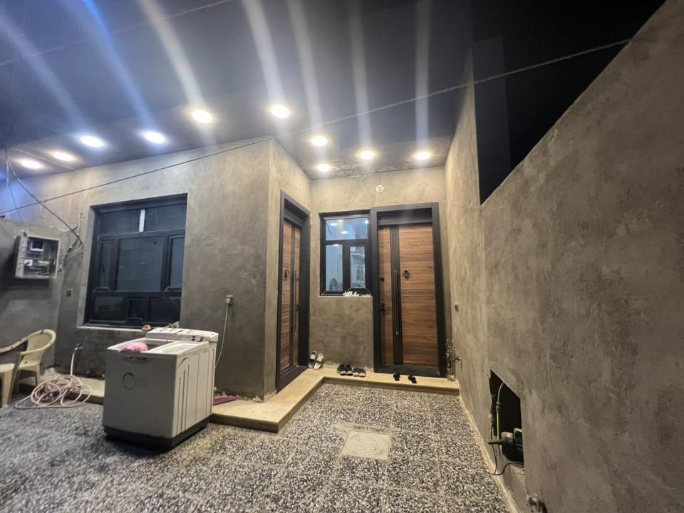 سلام عليكم بيت مساحة ١٢٠ م  طابق واحد الدوانم شارع البلوك بدايته عل الشارع الرئيسي خدمات كاملة 
واجهة ٦ وربع  
بناء جديد ارضية مرمر  بيبان قاصة الشبابيك ألمنيوم يحتوي على استقبال ومطبخ الجدران لوح 
وصاله مفتوحة وحمام  وغرفة نوم
*********** بي واتساب
