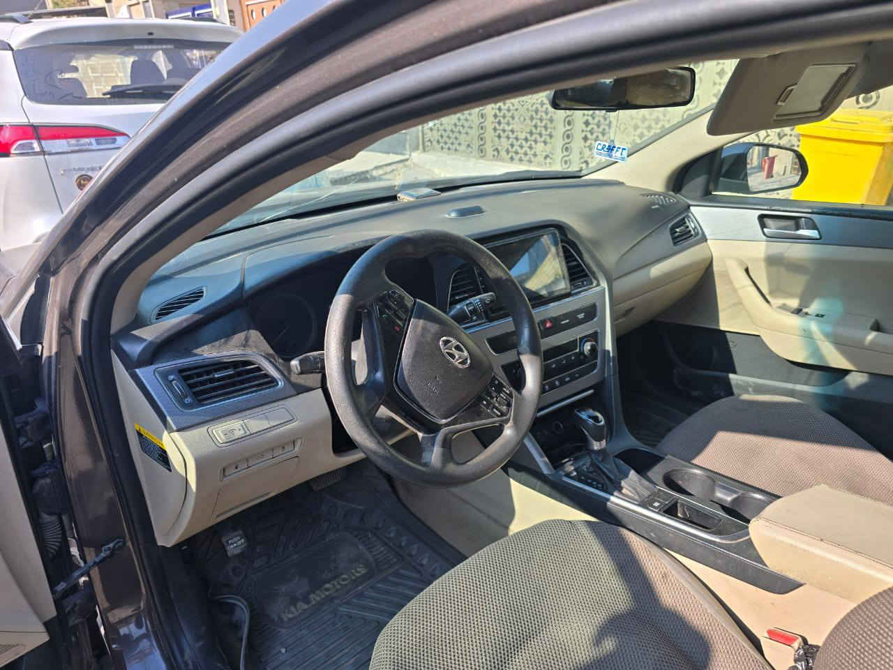 سوناتا17 وارد امريكي 
حادثها جاملغ ايمن فقط ..والبنيد مصبوغ بدون ضربه 
سياره جاهزه 
رقم دهوك سنويه ساقطه 
شرط التحويل 
بيها ملاحظات بسيطه امبينه بلتصوير 
مكاني الدوره 
120
*********** بغداد, العراق
