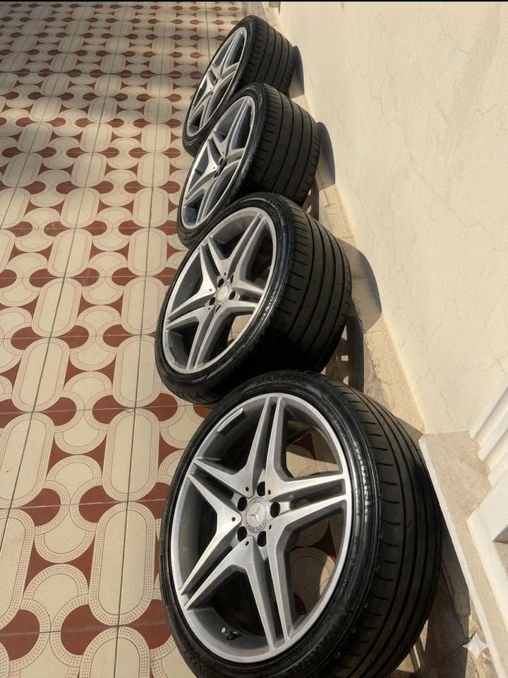 السلام عليكم شباب، عندي وياله وتايرت مرسيدس إس كلاس 2 size 
 (S-Class) حجم 20 للبيع.
الويلات أصلية وبحالة ممتازة جداً، والتايرات نظاف كلش وما بيهن أي عيب أو نقص (جاهزات للشد).
السعر: [400 دولار ] (بيه مجال للشراي).
للمعلومات أو الاستفسار يرجى المراسلة على الخاص أو الاتصال: [***********].
