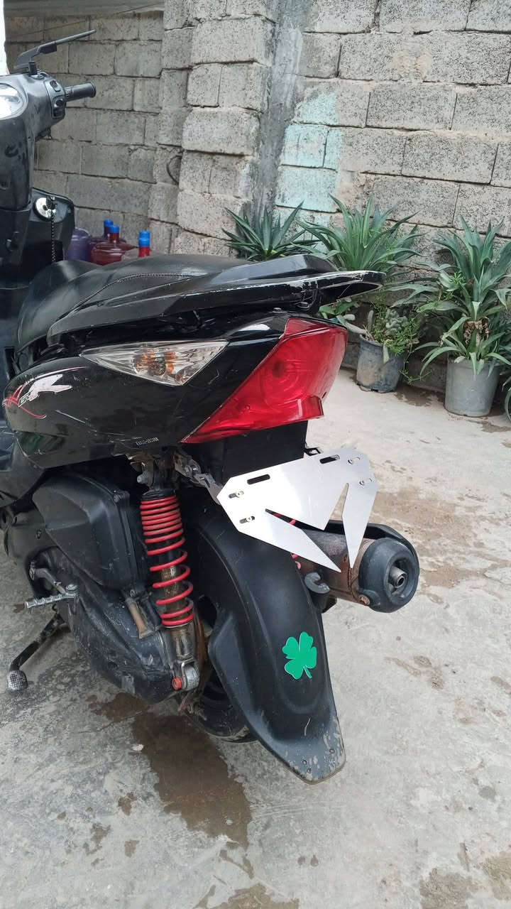 سلام عليكم شباب عندي دراجه للبيع ثعلب   كابريتر  دراجه صارلها 3 اشهر نازله من الرمبه دراجه شغاله وخير من الله  السعر 550  وبيها مجال  بسيط  العنوان الكاضميه الطي رقمي للتواصل ***********
