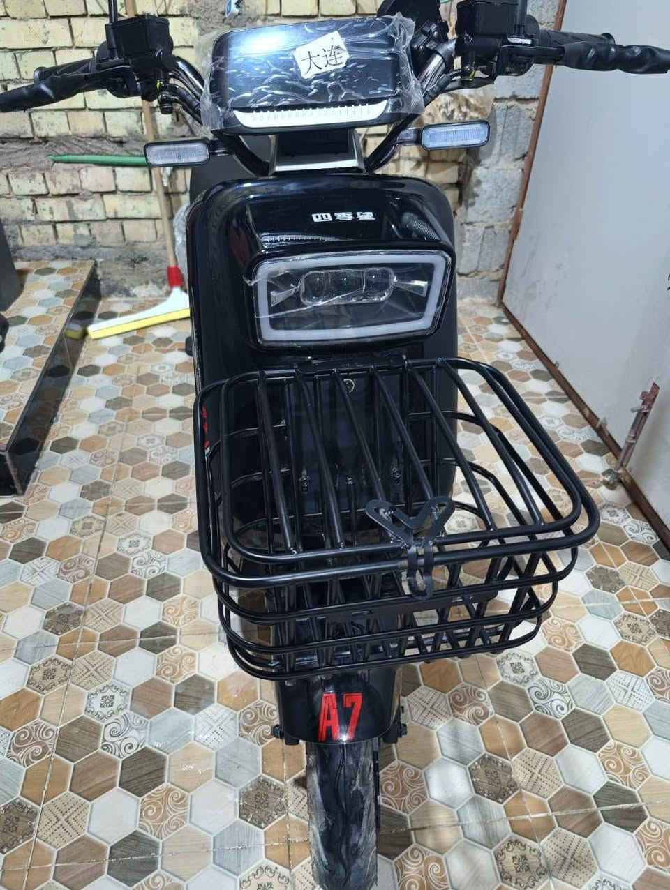 سلام عليكم دراجه شحن للبيع 
مواصفاتها تعرفونها دراجه نضيفه صارلي أقل الشهر من اخذتها دراجه نضيفه بطاريات ليثيوم  السعر 750 وبيها مجال ***********
