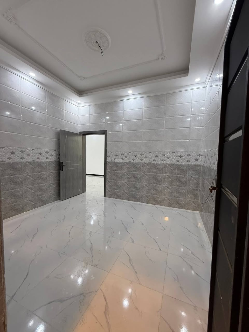 السلام عليكم دار زيرو
تكريت / حي الجمعية بصف شارع الزهور/ مساحة الدار الواحد : 120متر    الواجهه 8م ونزال 15م 

3 غرف نوم الدار فول + سحب بورفايل + صالة وسطية

للاستفسار:  ***********
