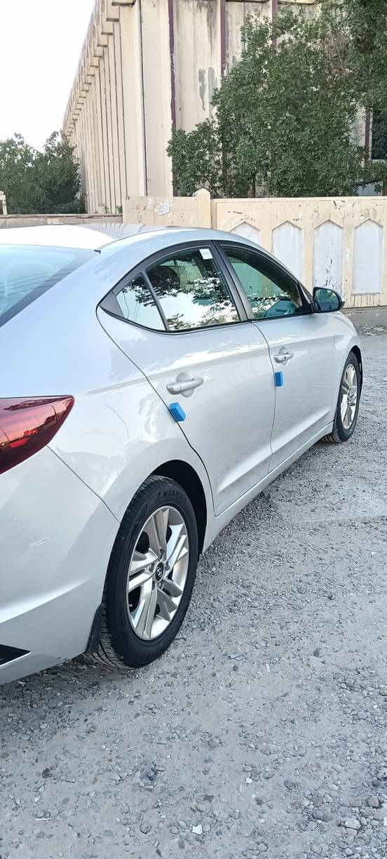 النترا وارد امريكي 2020 حادثها جاملغ وبنيد بيها مكانات صبغ وبيها سونر موجود بسمي سنويه ورقم جديد وهزه جديده مكينه 2000 مكفوله على وضع شركه شرط وكير ال دي سعرها 128وبيها مجال لشراي سياره فول مواصفات ***********بغداد العبيدي
