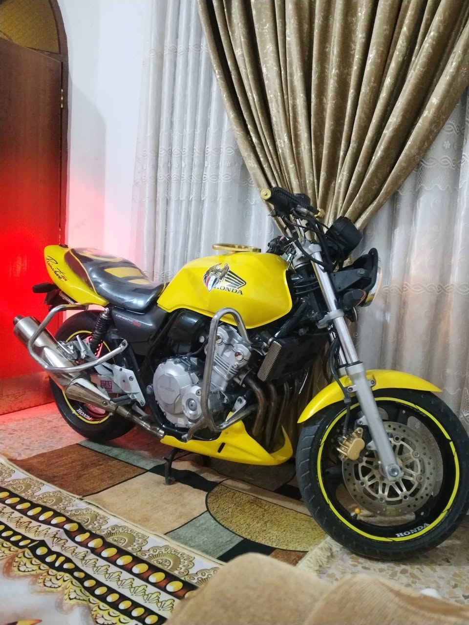 سلام عليكم سيبي فور جيل الثاني  للبيع الدراجه نضافه فول مثل ما شوف بصوره واحله من صوره دراجه نوزل مكينه 400cc كله عله بلاد تجي وشوف بعينك اورق موجوده المكان الدراجه واسط نعمانيه  الشراي يتصل عله هاذ رقم ***********
