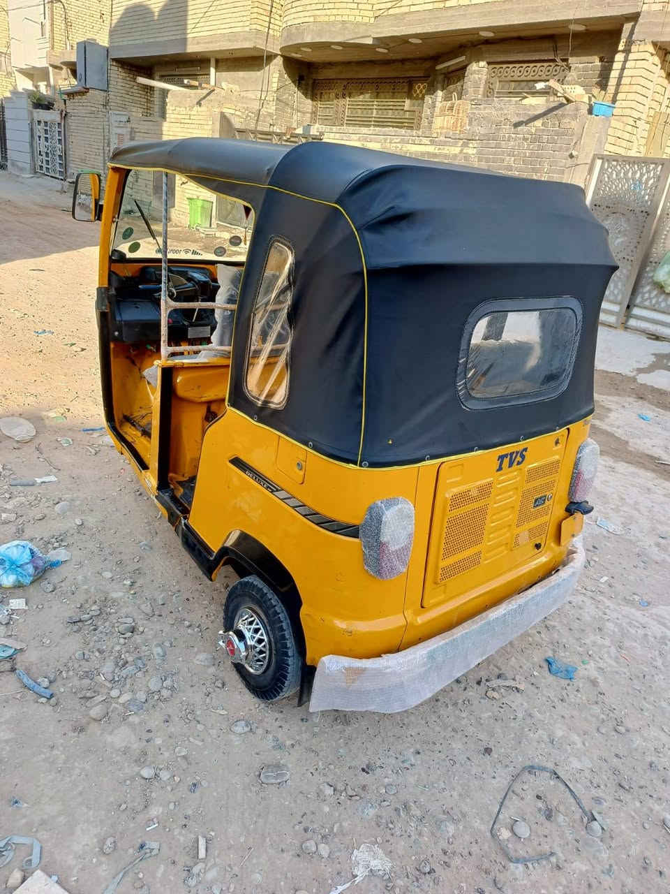 سلام عليكم تكتك موديل 21 الوجبه الاوله اوراق اصولي تكتك بلاديه لا صبغ ولا تعمير مكينه مكفوله تنقيص تبخير تخم تاير كرهبايات كله شغاله ليت زنون 5700 وبيه مجال مكاني بابل حمزه الغربي ***********
ملاحظه التكتك احله من الصوره
