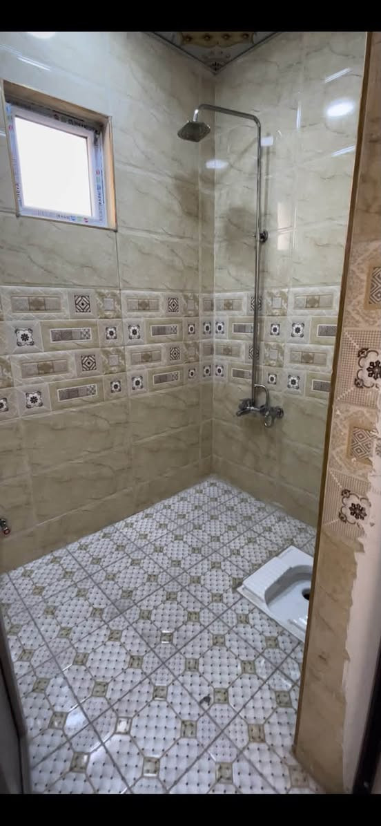 🏡 دار حديثة للبيع – فرصة مميزة ( ثلاث طوابق البيت )
📍 المساحة: 100 م²�📐 الواجهة: 5 م�📏 النزال: 20 م
✨ تفاصيل الدار:�🔹 الطابق الأرضي: استقبال، هول، مطبخ حار، غرفة نوم، وخدمات.�🔹 الطابق الأول: غرفتين نوم مع خدمات.�🔹 الطابق الثاني: غرفة نوم مع خدمات.�🔹 سطح أمامي مع بيتونة.
🏗️ البناء سنة 2025 وبحالة ممتازة، والنقص فقط تنفيذ الواجهة عنوان البيت // البلديات ضياء الحلفي
📞 للاستفسار والمعاينة: ***********�🏢 مكتب الهادي للعقار والمقاولات
