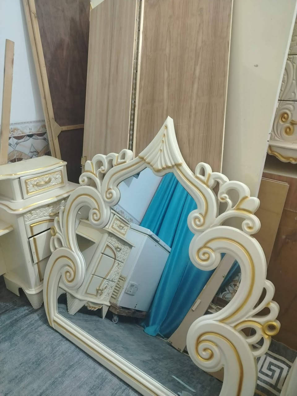 سلام عليكم غرفة عراقي بتصميم تركي تتكون من كنتور6أبواب وزاوية طلاكتين مع ملحق داخلي في الكنتور والزاوية مع ميز بلازممة وجرباية ومراية الغرفة عملاقة جدآ واستعمال بسيط للشراي إتصل على رقم ***********
