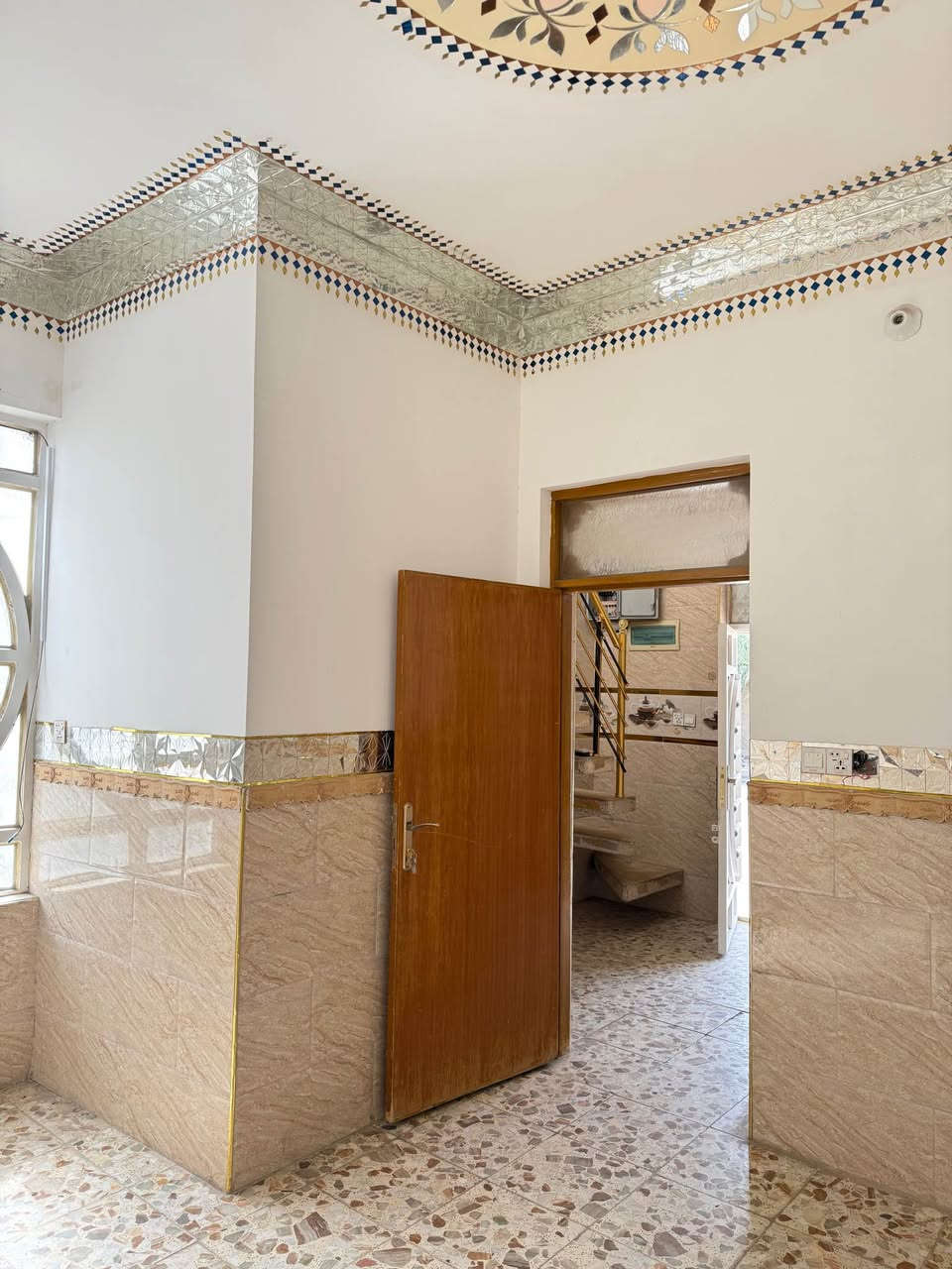 دار للبيع حي الوفاء 50 متر ركن بناء جديد شارع عشرين غرفه وصاله ومطبخ وتخاريجه فول مواصفات ع شارعين
للاستفسار واتساب فقط
*********** النجف, العراق
