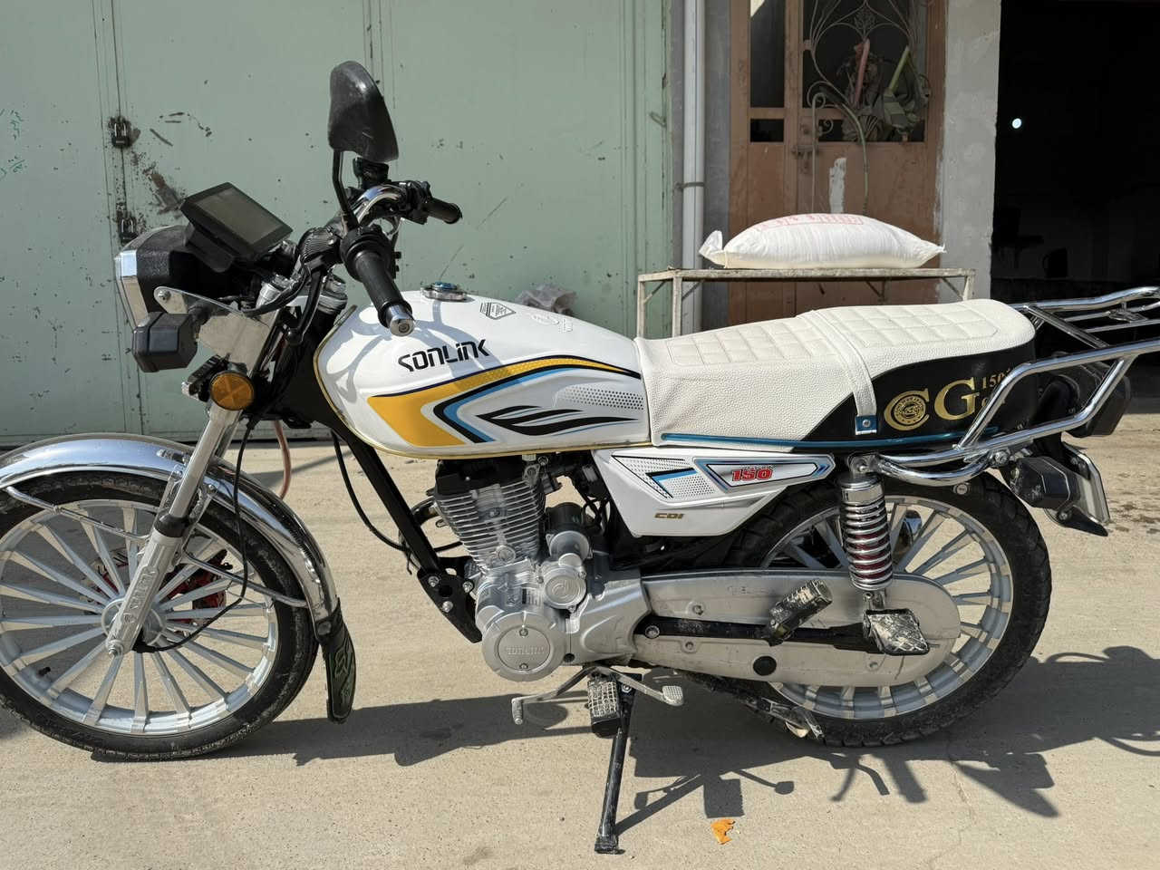 السلام عليكم. دراجه سيفان للبيع . من الخير كل نقص ما بيهه كله شغال ونضافه وشلعه .السعر 800 وبيهه شويه مجال حم جيتك مكاني ديالى بعقوبه . اتصل ***********
