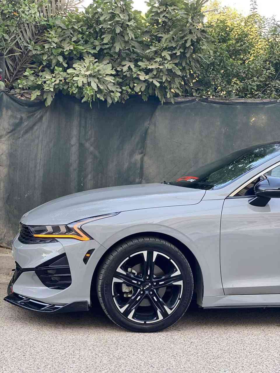 السلام عليكم
السياره للبيع فقط . بدون مراوس 
Kia k5 2023 1600T Gt Line 
حآدث السياره جاملغ خلفي مصلح ومصبوغ والصندوك كذلك 
بدون حوض نهائيا + باب السايق + خلف السايق اجه بيهن كلير من امريكا فقط بدون تصليح بدون حادث بدون تبديل ولا فتح 
بدون ايرباك كلهن سليمات  
ماشيـه حاليا 39 ميل يعني 61 الف كيلو وقابل للزياده

كلشي بيهه على وضع الشركه وبلادي اي شي ممفتوح جديده بعدهه 

المواصفات : تشغيل عن بعد - شاشه كامره - تدفئه كشنات _ داخل احمر  _ بجم لد برتقالي بلادي وباقي الاشياء معروفه 

مكان السياره بغداد حي العدل 

رقم تلفون *********** 
متواجد واتس وسيمكارت 
سعر السياره ١٩٠ ورقه وبيهه مجال بسيط 
السعر اذا ميعجبك اعبر المنشور واني ممنون ☘️
