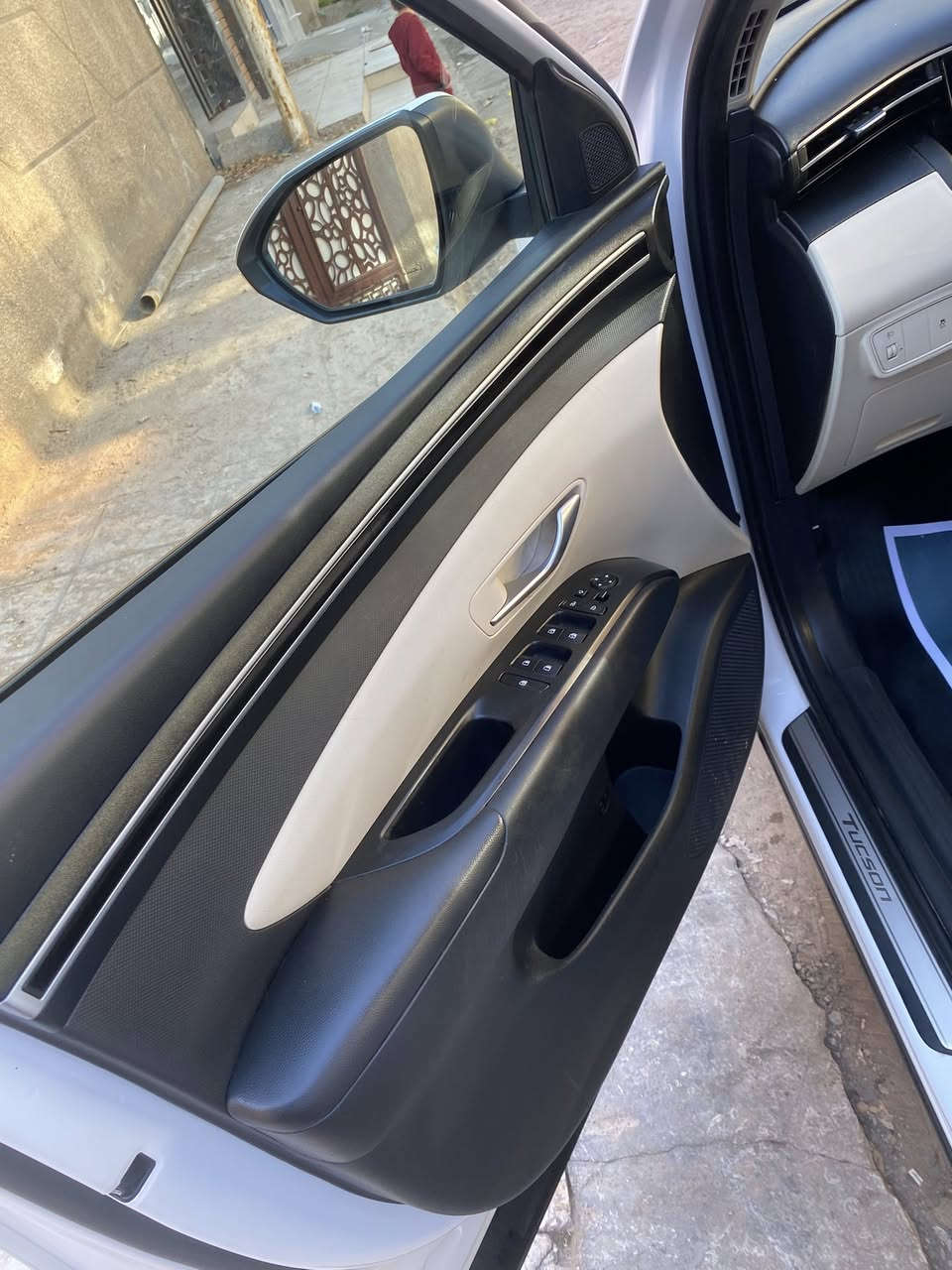 السلام عليكم

هونداي توسان 2024 خليجي 

ماشيه 64 الف بيها باب بارد 

وخشم البنيد وجاملع اليمن نصها مصبوع

مرقم بغداد الرقم الدولي الجديد 

قماره حديد 

بصمه تشغيل 

كراسي كهرباء 

داخل ابيض ومدوشمه كامل

شاشه منفصله

صندوق يدوي

شاحن موبايل 

حساس امامي وخلفي 

لد نهاري 

لايت عدسه زينون 

بك لايت لد 

تبريد خلفي 

منافذ شحن 

تحكم استيرن كامل 

مري شفط ميموري 

السياره جديده 

كير مكفول 

محرك مفتوح مبدل قبغ 

ورايدها 193 

الاتصال ***********

بغداد الوزيريه او حي جهاد
