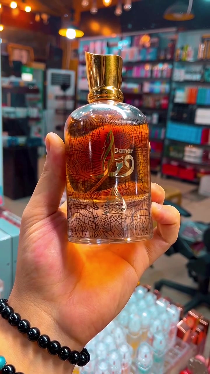✨ عطر الجسمي دمار (Damar) هو عطر شرقي-خشبي فاخر للجنسين بتركيبة مركزة من نوع أو دي بارفيوم  ، ويتميّز بطابع دافئ وحلو مع لمسات قهوة وفانيليا وخشب، ما يجعله مناسبًا للمساء والمناسبات والأجواء المعتدلة والباردة.

تجربة عطرية تأخذك إلى عالم من الفخامة والجاذبية منذ الرشة الأولى.افتتاحية ساحرة تمتزج فيها القهوة الغنية مع اللوز والبرغموت والليمون لتمنحك إحساساً بالحيوية والتميز، ثم يكشف قلب العطر عن تناغم راقٍ من الياسمين السامباك وزهر البرتقال والسوسن والورد البلغاري ليضيف لمسة أنيقة وناعمة تخطف الانتباه.

أما القاعدة العطرية فهي الحكاية الأجمل… مزيج دافئ وآسر من الفانيليا والكاكاو وخشب الصندل والتونكا والمسك والعنبر مع لمسات القرفة والباتشولي، ليمنحك ثباتاً يدوم وفوحاناً يترك أثراً لا يُنسى.

دمار ليس مجرد عطر… بل حضور فاخر، وشخصية تُحكى بالرائحة، وأناقة تسبق كلماتك أينما ذهبت. ✨🖤
#الاصلي المنشأ خليجي الامارات
السعر 25الف فقط 
🚘 يوجد خدمة توصيل لجميع محافظات العراق ٤ الاف 🚘


**إذا كنت صاحب هذا الإعلان وتريد حذفه لأي سبب، رجاءا أرسل رسالة إلى الدعم الفني**
