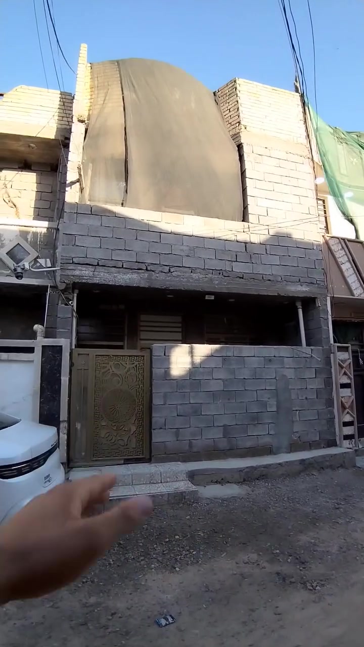السلام عليكم     بسعر مناسب
العنوان بغداد نهايه الشرطه الخامسه سويب كاع الاخ احمد حريز قرب مضيف ابو الياس ومجمع الاخ عبدالله
 المساحه ٥٠ متر واجه ٥ متر نزال ١٠ متر
ارتفاع البيت الرفت ٤٠ سنتيم
ارتفاع السقف ٣ متر
صب مسلح
خدمات كامله
 كهرباء +مجاري+تبليط+انترنيت ضوئي
يتكون من
طرمه
مدخلين
استقبال
مطبخ     ومنور     وصحيات 

الطابق الثاني
غرفه نوم سويت حمام وبلكونه
غرفه نوم ثانيه بطابق الثاني
الطابق الثاث غرفه نوم وحولي وصطح
وياها هديه كنتور بعده جديد

سيراميك المطبخ هندي وصحيات اسباني
الارضيه الطابق ثاني وثالث هندي الارضي كاشي عراقي
الكهربائيات كله عقبه الاردني
البواري تركي
المجاري امل الشريف

نواقص البيت واجهيا

البيت نضام كامرات +نضام سبالت ومكيف خط ٤ ونص منعزل هوه وصخان

البيت الله يشهد شغل درجه اولى مال سكن بنيته الي مو مال بيع وشراء كله اصلي مشتغله

***********
 تريد وتساب تريد عل خط موجود اتصل وبل خدمه
