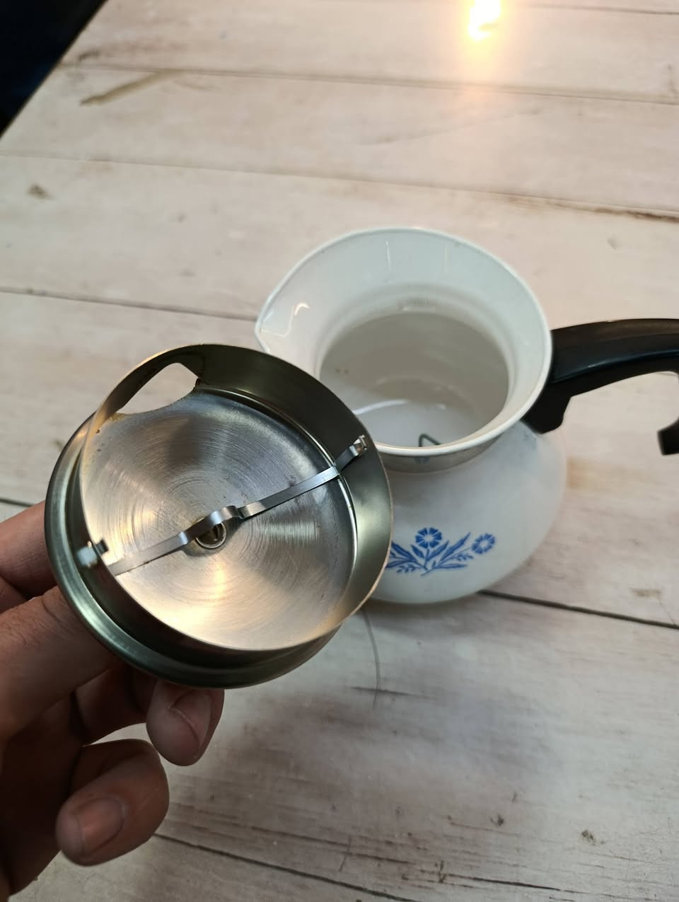 بالة أوربية أعطي سعرك وبلعافية 
​1. الماركة والمنشأ
​الماركة: "Pyrosil" (بايروسيل).
​بلد الصنع: صنع في هولندا (Made in the Netherlands).
​الشركة الأم: هذه الماركة هي النسخة الأوروبية من أواني "CorningWare" الأمريكية الشهيرة.
​2. التصميم والخامة
​النمط: يتميز بنقشة الزهور الزرقاء المعروفة باسم "Blue Cornflower". هذا التصميم هو الأيقونة الأكثر شهرة لهذه العلامة التجارية، وقد انتشر بشكل واسع عالمياً في الستينيات والسبعينيات.
​المادة: مصنوع من مادة الـ "Pyroceram"، وهي مادة زجاجية سيراميكية متينة جداً طُورت في الأصل للاستخدام في مقدمات الصواريخ لقدرتها العالية على تحمل الصدمات الحرارية.
​3. الاستخدام والمميزات
​تعدد الاستخدامات: هذا الإبريق مصمم ليتحمل درجات الحرارة العالية؛ يمكنك استخدامه لتحضير الشاي أو القهوة مباشرة على الموقد (الغاز أو الكهرباء).
​الغطاء: يأتي مع غطاء معدني بمقبض بلاستيكي أسود.
​الحالة: يبدو الإبريق في حالة جيدة جداً، وهذه القطع تعيش لعقود طويلة إذا لم تتعرض لكسر مباشر.
​يُعتبر هذا الإبريق اليوم قطعة "فنتج" (Vintage) محبوبة لهواة تجميع الأدوات المنزلية القديمة نظراً لجودتها التي لا تضاهى وشكلها الكلاسيكي الجميل.


**إذا كنت صاحب هذا الإعلان وتريد حذفه لأي سبب، رجاءا أرسل رسالة إلى الدعم الفني**