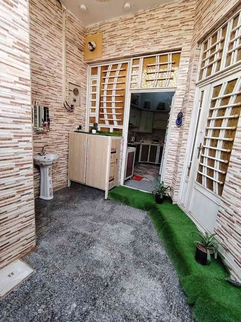 بيت زراعي للبيع مساحه ١٠٠م بناء حديث طابقين طابوك كونكريت 
الارضي غرفه كبيره وصاله واستقبال ومطبخ وصحيات
والطابق٢ غرفه كبيره ايظآ وصاله ومطبخ وصحيات
سعره ١٢٥مليون بي مجال للإستفسار
*********** او *********** مكتب نجمة الابداع للعقار
