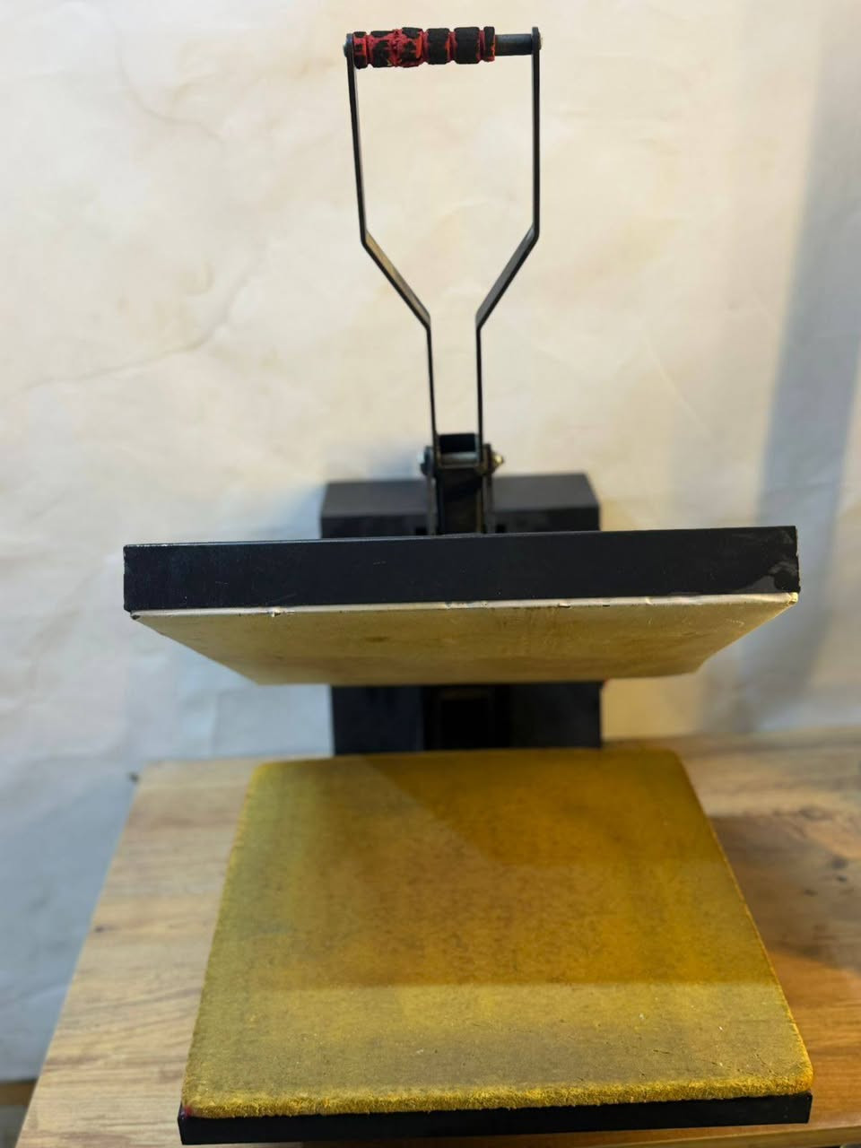 ٣٨في٣٨ مستخدم
المكبس شغال  وينطي طبع كلش حلو
السعر ٢٥٠ الف 
للتواصل 
***********
