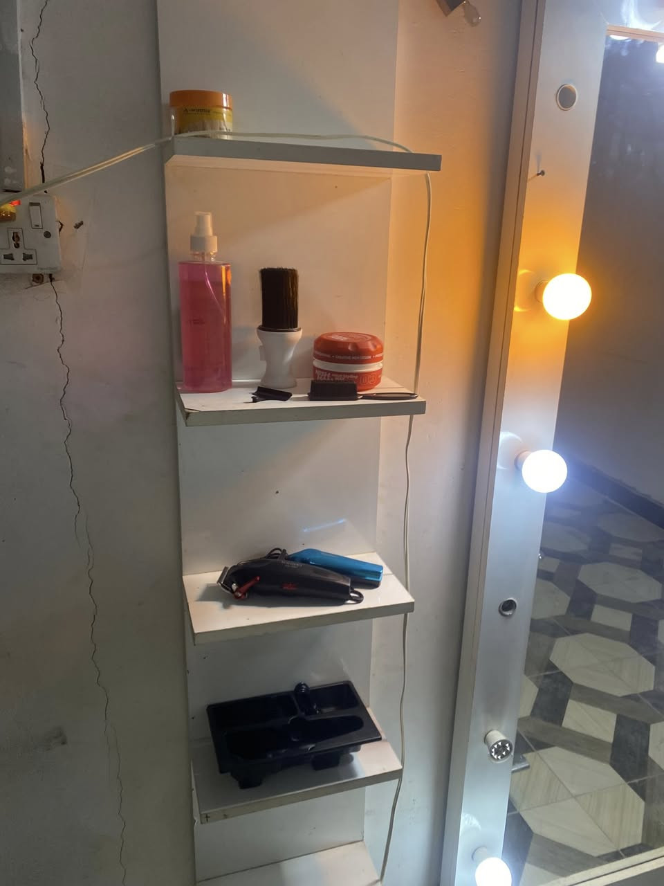 السلام عليكم اخوان كرسي +مرايه+رفرف ثنين +غراض حلاقه كامله+مكاين البصره زبير ***********
