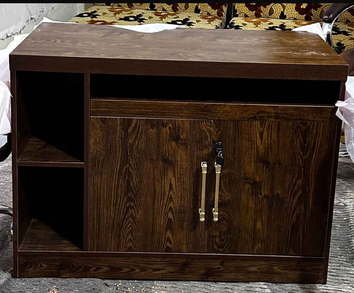 1 / ميز مكتب مع ملحق قياس 180 cm
2/ ميز مكتب قياس 160 cm
3/ كراسي متحرك عدد 2
السعر الكلي 650 قفل
الاتصال على الرقم ،***********
