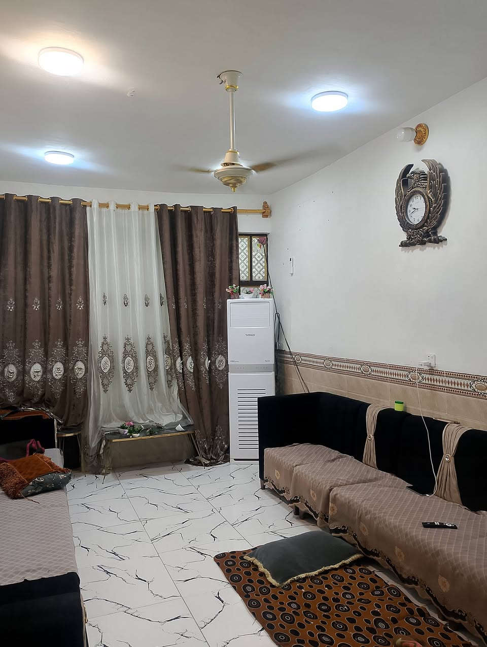 دار لبيع مساحه 100 متر يحتوي على 3غرف وصالة واستقبال وصحيات بيت كامل المواصفات شتايكر سراميك كهرباء درجه اولى المكان شارع شمري للاستفسار اتصل ع رقم ***********.
