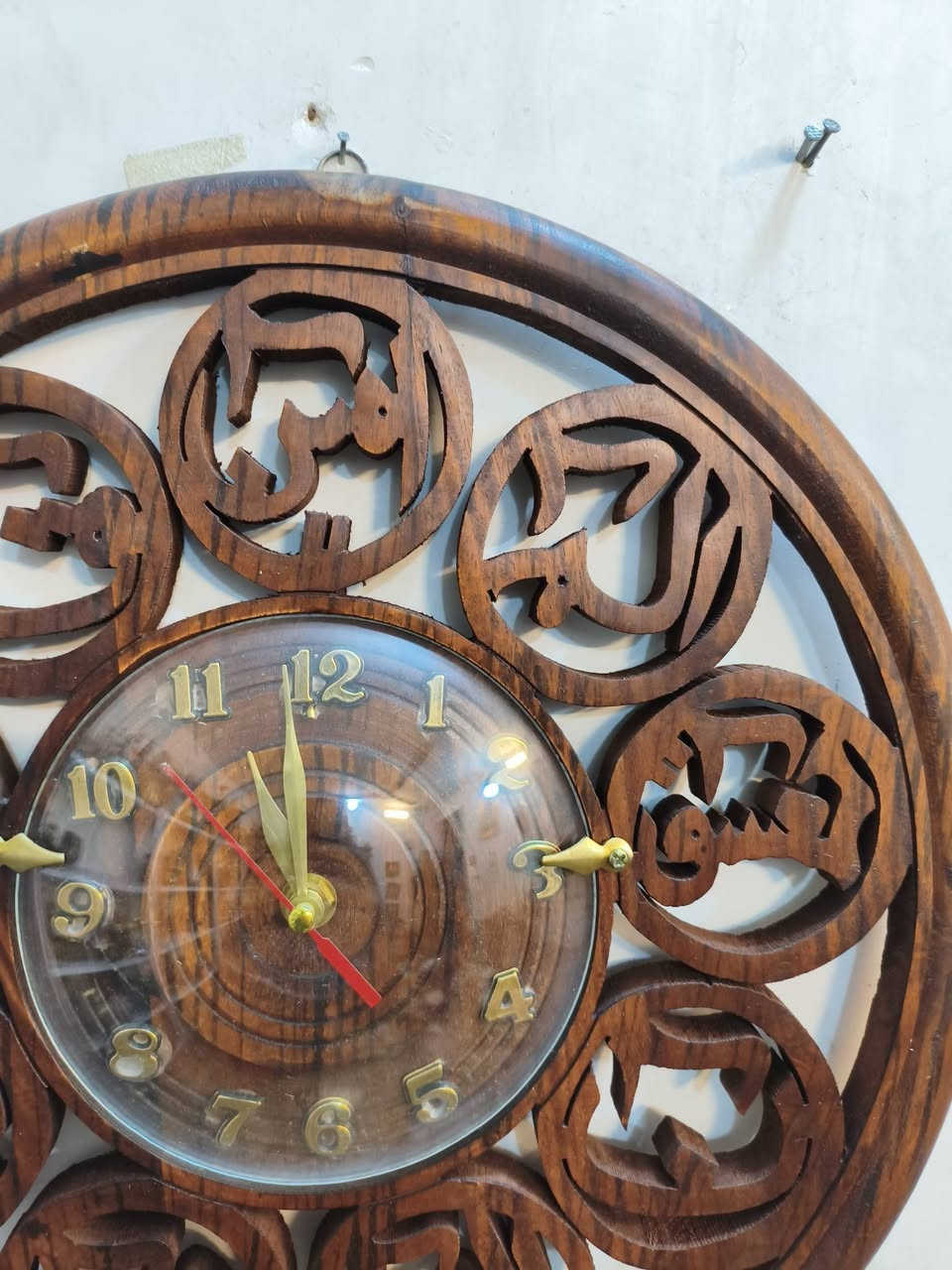 ساعه خشب ايات قرأنيه عل داير عمل يدوي قياس ٣٦ سانتيم مكاني بغداد *********** يوجد توصيل

