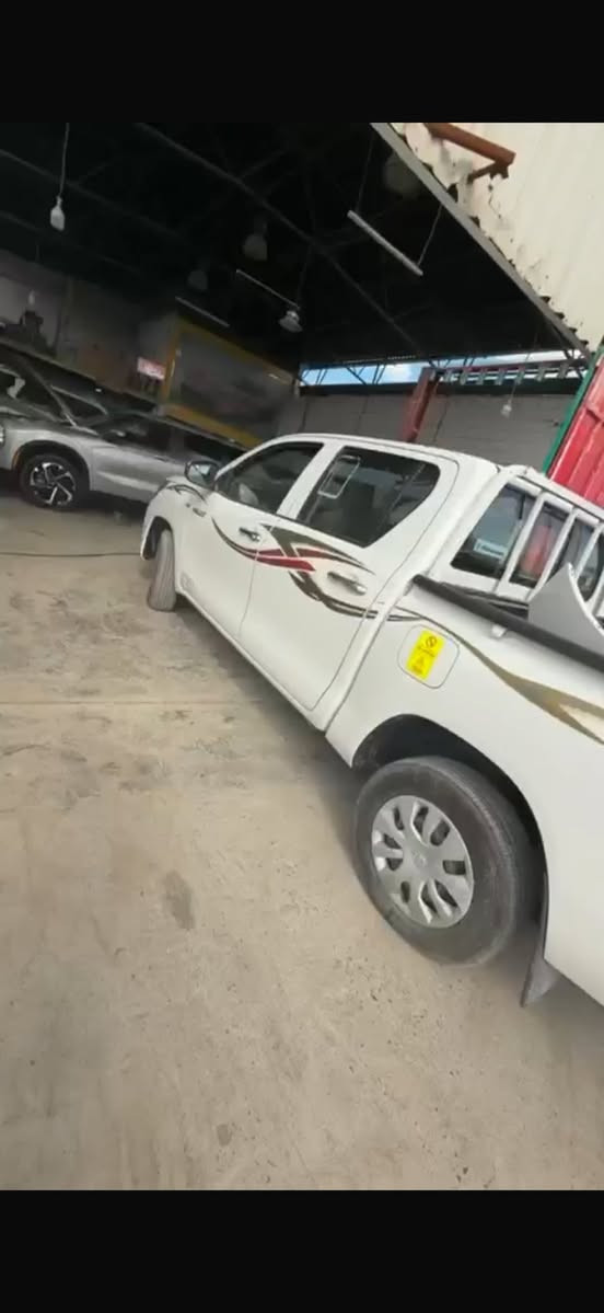 تحيه طيبه 
للبيع تويوتا 2025 ماشيه 28 الف عادي ناصيه حالياً في البصره سفوان لمن يرغب بشراء  السياره يجي واتساب *********** سعر السياره في داخل المنفذ 185 لمن لديه كتاب شهداء باجر يستلم باسمه بدون تعقيب بدون كمرك
