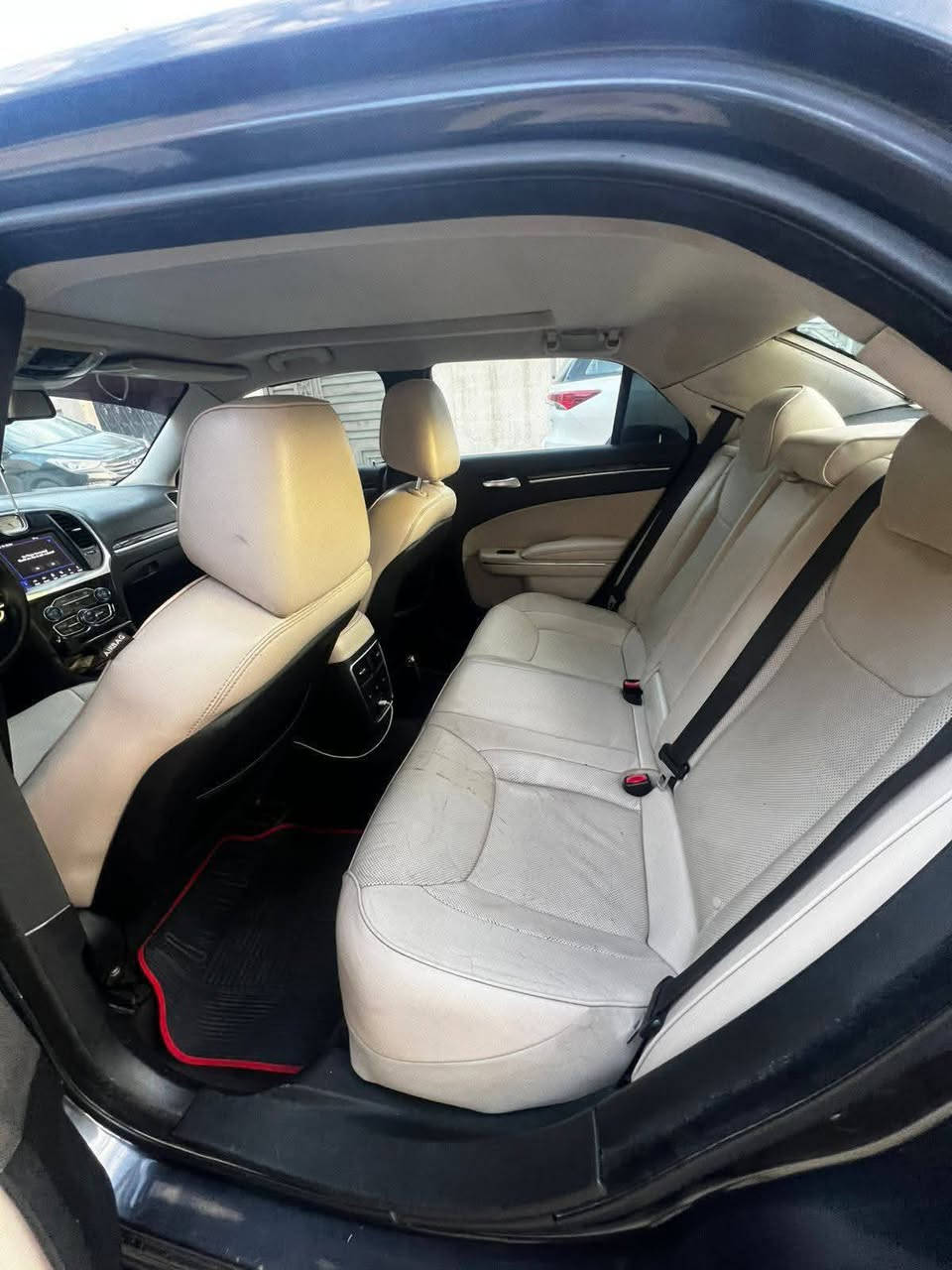 اوباما موديل 2018 
وارد كندي 
مواصفات s 
. ماشيه 100 الف كيلو متر 
كلين 

فول مواصفات 

فتحت سقف بانوراما 
كشن كهرباء عدد 2 
كير ماوس 
لد نهاري خلفي لايت زينون عالي وناصي اصلي 

حساس خلفي امامي 
شاشه لمس تبريد شاشه 
بصمه تشغيل بصمه ابواب تشغيل عن بعد 
كشن خزن ميموري 
ستيرين كهرباء 
ترحيب عند الاقتراب 
نقطه عمياء توقف ذاتي 
تبريد امامي خلفي 

السيارة نضيفه جدا 

مكان السيارة بغداد الكرخ 

***********
