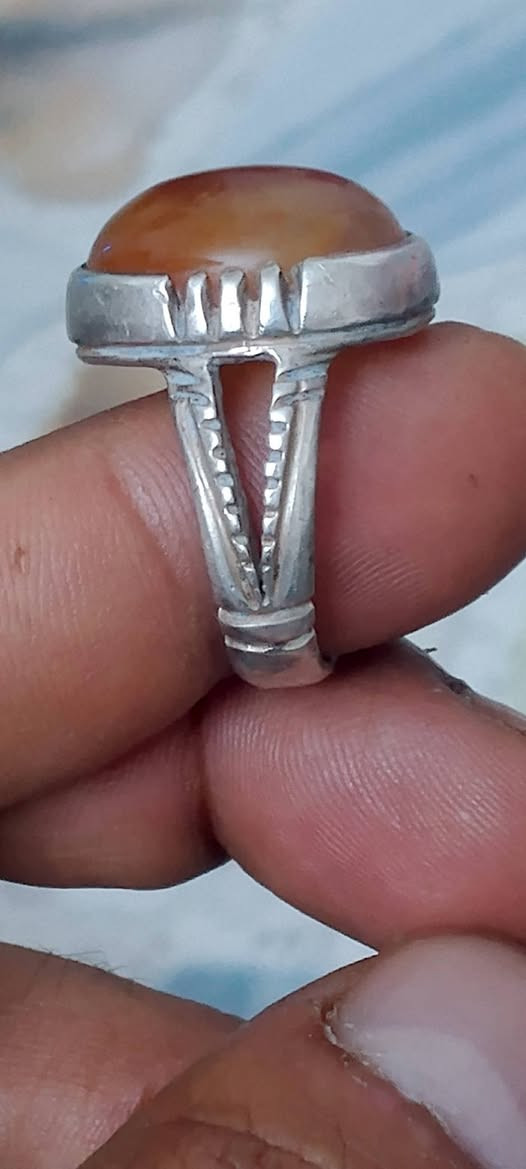 سلام عليكم خاتم عقيق يماني فضه عراقيه سعر 25الف مكان بغداد الكاظميه ***********
