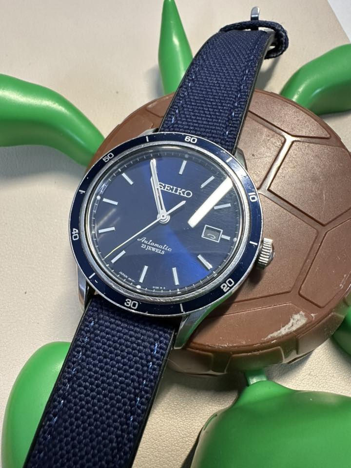 سلام عليكم 
ساعة سيكو SARG015 ساعة نادرة جدا من سيكو 
المحرك : seiko epson 6r15 نفس الي موجود بالويلارد و الالبنست 
الجام : الجام ياقوت مضاد للخدش 
المينا زرقاء صبغ طبيعي 
قطر الساعة : ٤٢ ملم 
الصناعة يابانية تماما حتى العقارب 

سعر الساعة حاليا يتراوح ما بين ٦٠٠ إلى ١١٠٠ دولار أمريكي 

ابيع اعلى سعر إذا سعر ناصي جدا ما ابيع 
الساعة بدون مرفقات


**إذا كنت صاحب هذا الإعلان وتريد حذفه لأي سبب، رجاءا أرسل رسالة إلى الدعم الفني**