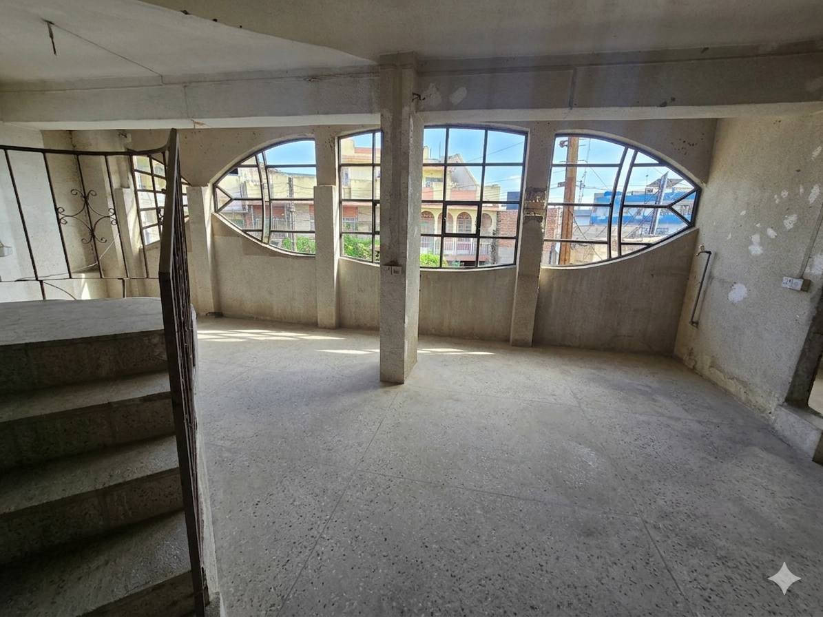 ### 🏢 **عمارة تجارية 3 طوابق للإيجار | موقع استراتيجي**
**📍 الموقع:** الموصل، وسط شارع النبي شيت - دورة فاضل الشكرة مباشرة (موقع حيوي ومميز جداً).
**📐 مواصفات العقار:**
 * **الواجهة:** بعرض 10 أمتار مع رصيف عريض 3 أمتار.
 * **الطابق الأرضي:** 2 دكاكين واسعة + دكان صغيرة للخدمات.
 * **الطابق الثاني والثالث:** صالات مفتوحة كبيرة (عدد 2).
**💡 مقترح استثماري ممتاز:**
 * **الأرضي:** مثالي لمطعم وجبات سريعة؛ المنطقة تخلو من المطاعم ورغم ذلك فهي سوق مكتظ بالمارة والطبقة العاملة (فرصة استثمارية ذهبية).
 * **الثاني والثالث:** صالات كافيتريا ومقهى بإطلالة مميزة.
**📞 للاستفسار والتواصل (أبو رغيد):**
📱 ***********
