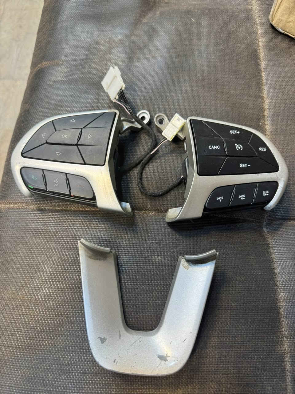 السلام عليكم غراض جارجر للبيع  تحكمات ستيرن بلاديات شغاله فورل يدة گير جارجر من موديل 15 وفوگ حساس صالنصه الي بجهة السايق مع تحكمات راديو اخوان قيم واخذ مااحتاجهن جوه السوگ بس لتكسر بيهن هوايه *********** واتس اب وشكراً
