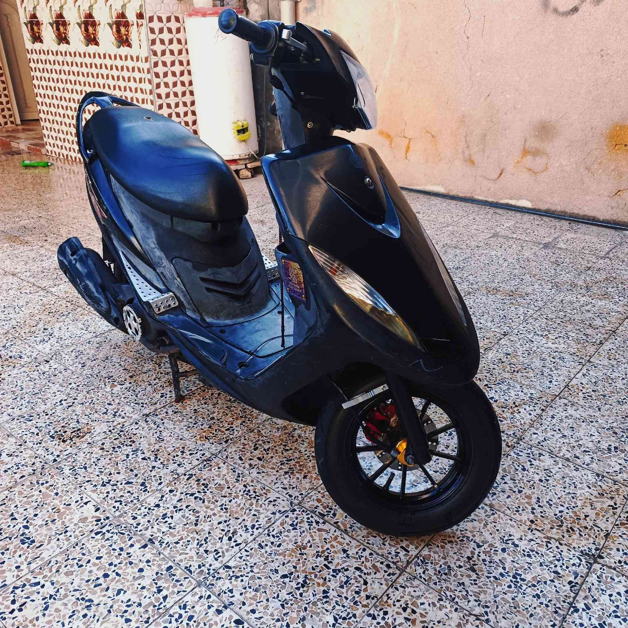 سلام عليكم دراجه ماكس عدله مال حاويه صار شهر من نزلته دراجه حلوه ونضيفه وبلواقع احله من الصور دراجه نكره سلف شوكت ما تجيه أغراضه البلديات موجوده تايرات جلاتين تزويد يدات دبل خلفي قبق فلوين استاند صفح وباج سبع ألوان وكماشه همين تزويد مكان بعقوبة تحرير ***********
