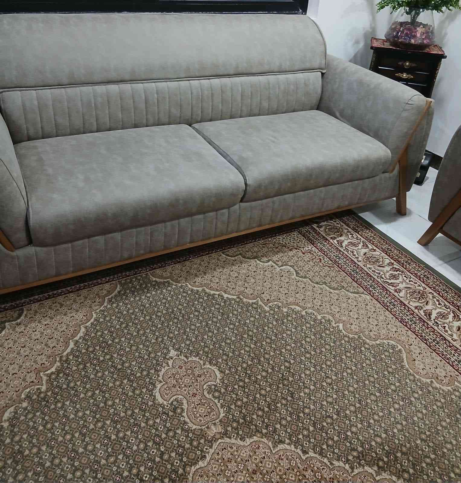 طخم قنفتين وكرسيين  تكمه جديد استخدام قليل جدا للبيع بسبب المكان فقط ب٧٥٠ الف دينار علما ان سعره بالمعرض أكثر بهواي، المكان الدوره كفاءات الصحه للاتصال *********** شكرا لصاحب الكروب.
