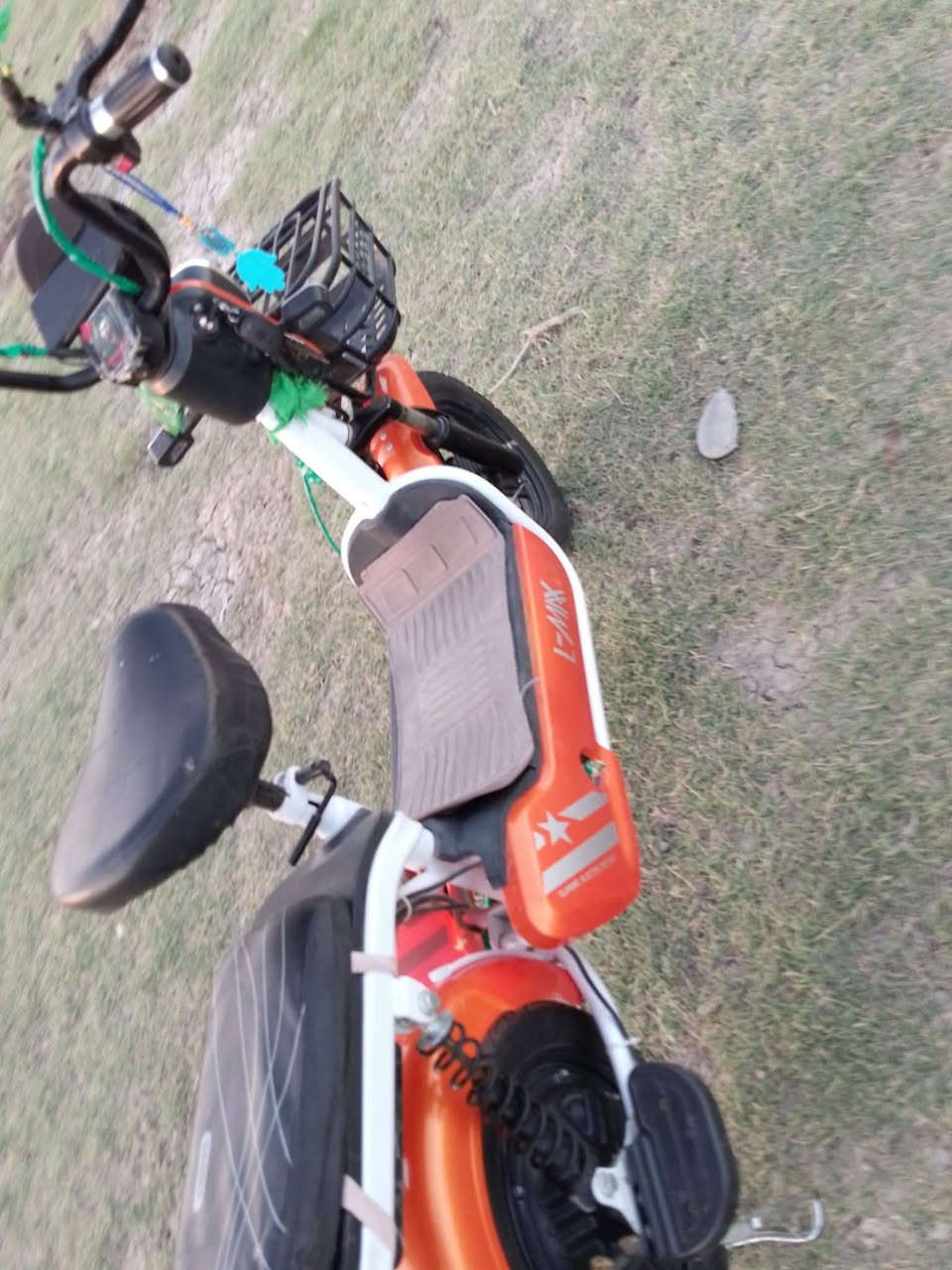 السلام عليكم دراجة شحن حجم 14 كهربائيات كلهه شغاله السرعه 14( دراجه شحن للبيع عطلانه)  وياه شحنه وسويچات 4 وبصمات 2 نتصل على هاذه الرقم *********** ///*********** المكان ذي قار
