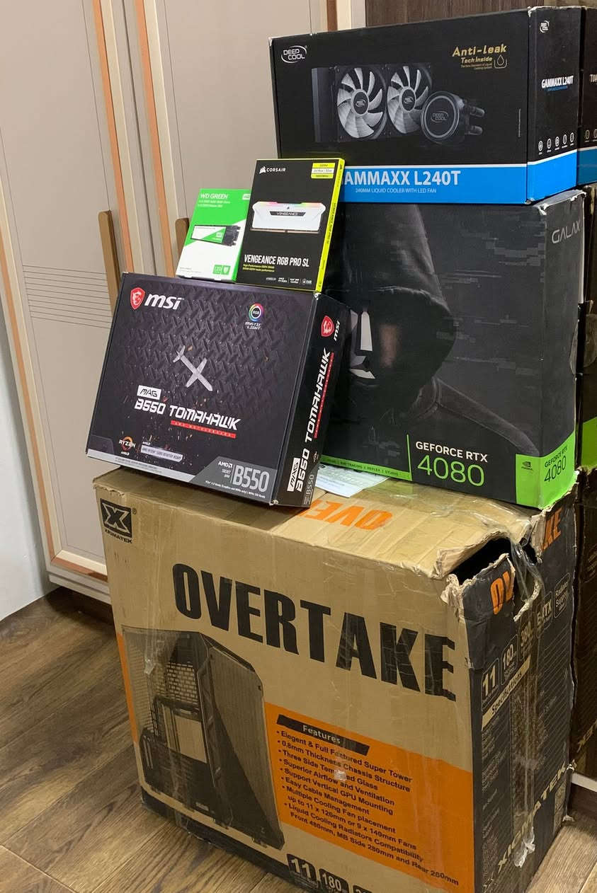 السلام عليكم PC قوية للبيع 

المواصفات :

GPU : RTX 4080 16G GALAX 4FAN 
هاي النسخة تجي 4 ڤان يعني انسى شي اسمة حرارة

CPU : R9 5900X

M.B B550 MSI TOMAHAWK

RAM : 32G DDR4 CORSAIR VENGEANCE 3600 MHz

M.2 : 2T GEN 4 SPEED 6000
M.2 : WD GREEN 120G

PS : 750 GOLD 

CASE : XIGMATEK OVERTAKE

كل كراتين القطع موجودة ما عدا كارتونة البور سبلاي

السعر مليونين و 250 قفل حبايب اي استفسار 

هذا رقمي ***********

ادمنة الجميل مستعجل ♥️

