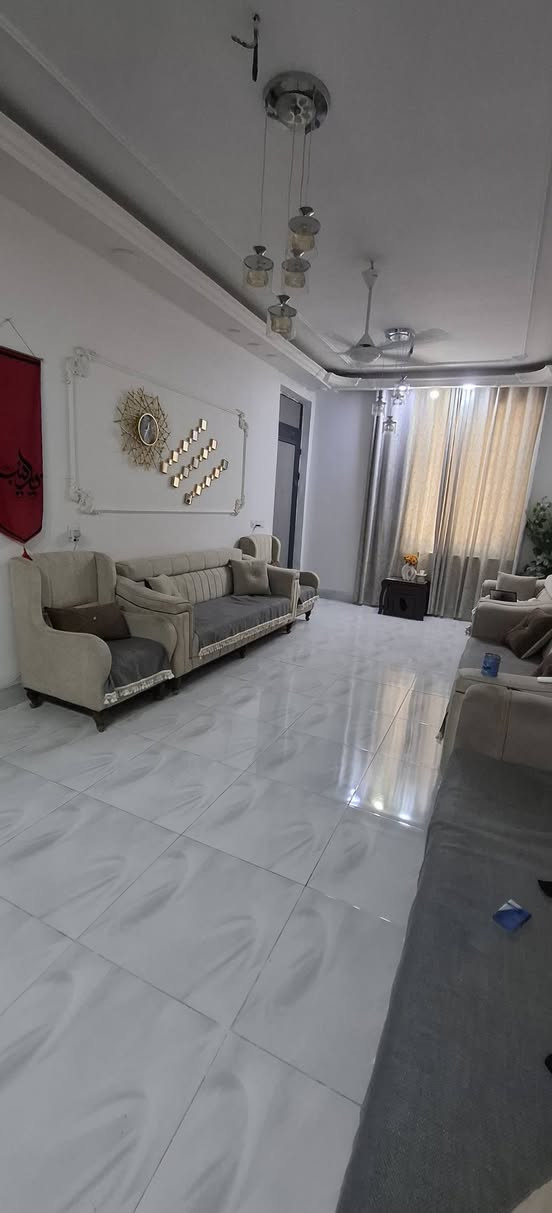 دار للبيع  100م طابقين في كربلاء  بناء طابوق فول مواصفات من كلشي من اساس من شيش من طابوق من بناء من ديكورات من ابواب قاصة وشبابيك سلايت صب مركزي 4غرف نوم صالتين واستقبال   البناء سنة 2024 شهر السادس 
كاع علي تومان حي الزيتون قريب جدا علئ حولي الزوارمستشفئ الكفيل ويبعد عن الامام 3كيلوا 
سند 25اقرار محكمة 
للاستفسار ***********
